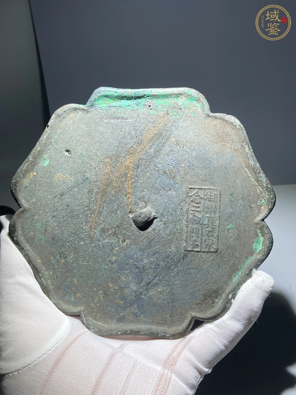 古玩銅器葵口湖州鏡真品鑒賞圖