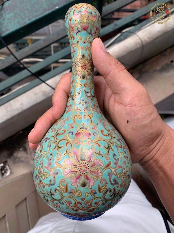 古玩陶瓷粉彩纏枝花蒜頭瓶真品鑒賞圖