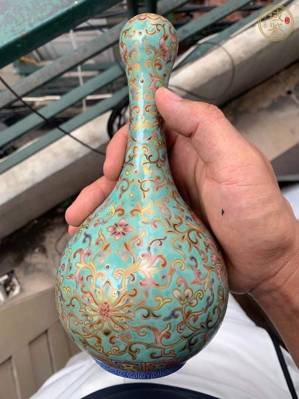 古玩陶瓷粉彩纏枝花蒜頭瓶真品鑒賞圖