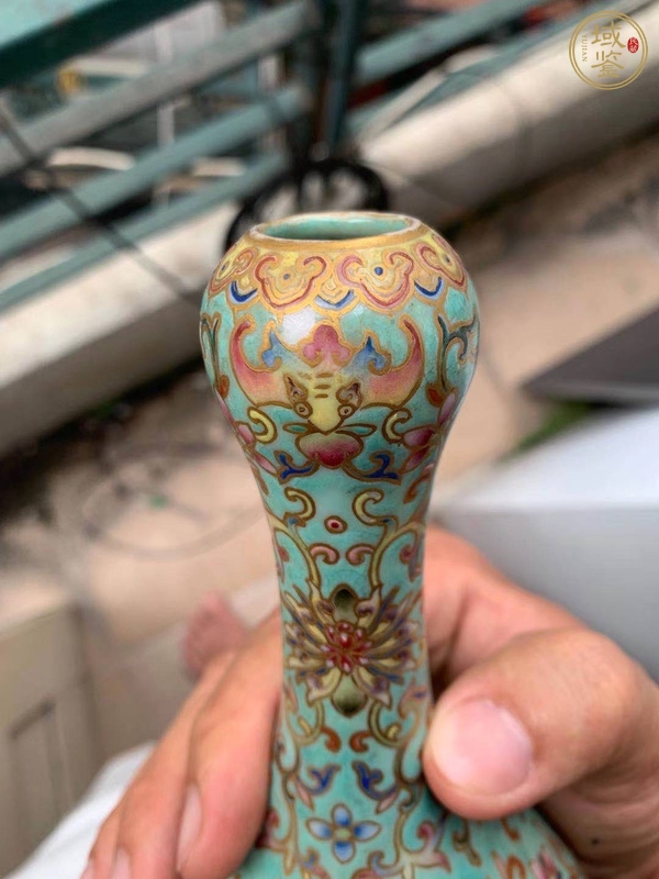 古玩陶瓷粉彩纏枝花蒜頭瓶真品鑒賞圖