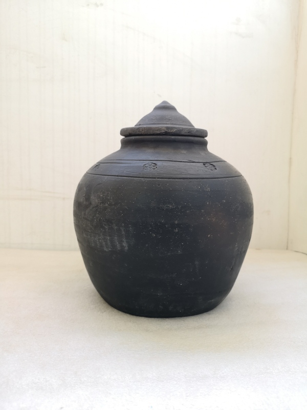 古玩陶瓷黑陶印花蓋罐拍賣,當(dāng)前價(jià)格850元