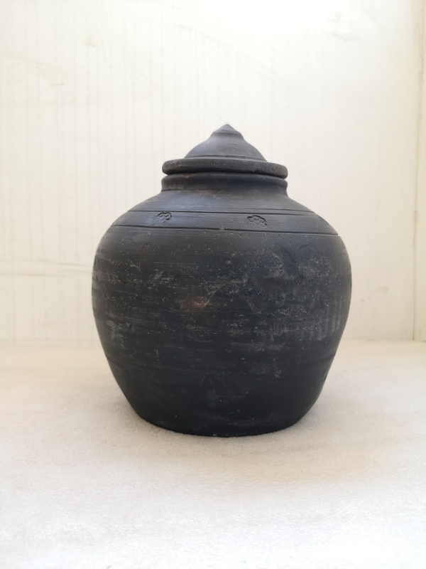古玩陶瓷黑陶印花蓋罐拍賣,當(dāng)前價(jià)格850元