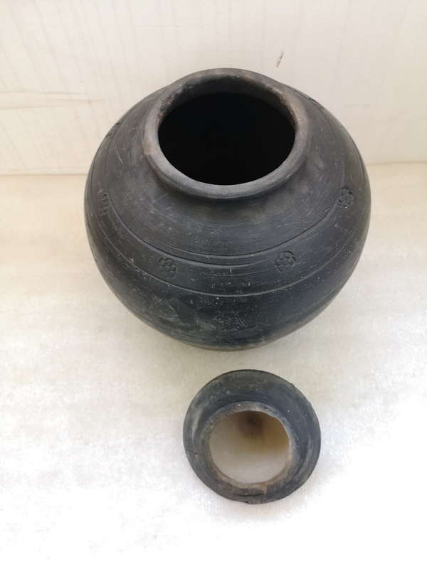 古玩陶瓷黑陶印花蓋罐拍賣,當(dāng)前價(jià)格850元