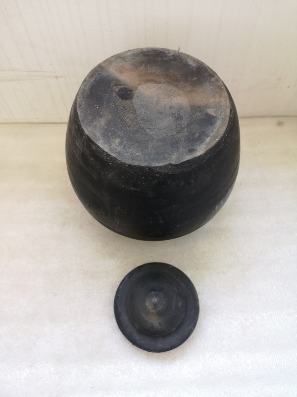 古玩陶瓷黑陶印花蓋罐拍賣,當(dāng)前價(jià)格850元
