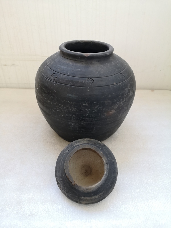 古玩陶瓷黑陶印花蓋罐拍賣,當(dāng)前價(jià)格850元
