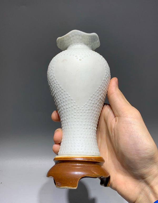 古玩陶瓷白釉珍珠地綠彩竹葉紋花口瓶拍賣,當(dāng)前價(jià)格704元