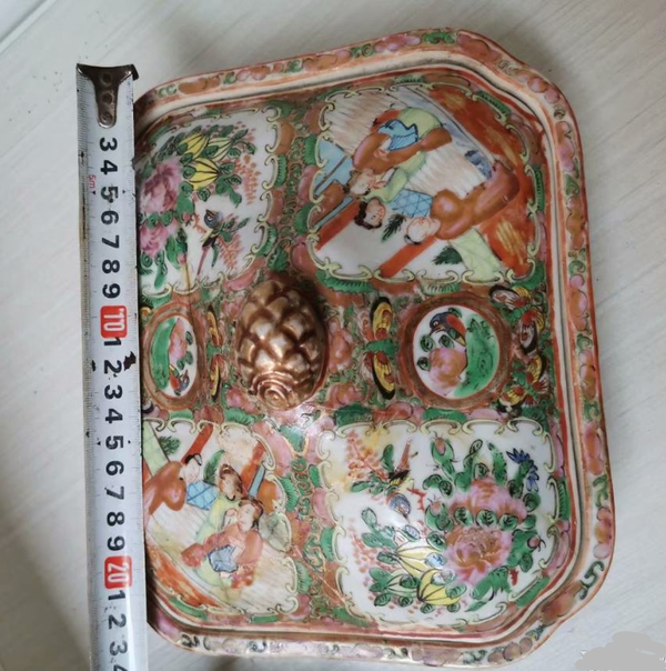 古玩陶瓷清晚期廣彩描金人物花卉紋蓋盒拍賣,當前價格1980元