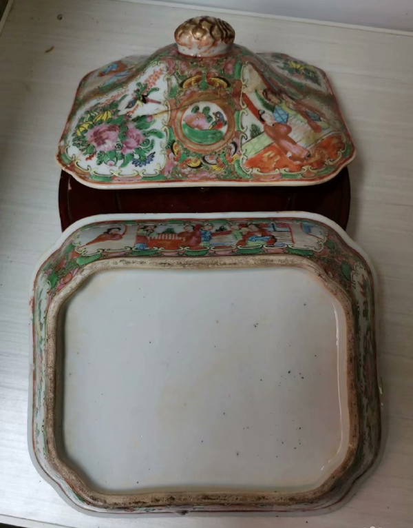 古玩陶瓷清晚期廣彩描金人物花卉紋蓋盒拍賣,當前價格1980元
