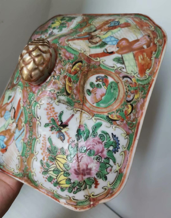 古玩陶瓷清晚期廣彩描金人物花卉紋蓋盒拍賣,當前價格1980元