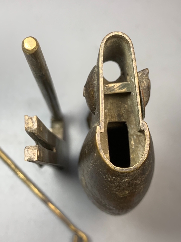 古玩铜器清中早期蝙蝠纹机关铜锁拍卖，当前价格3000元