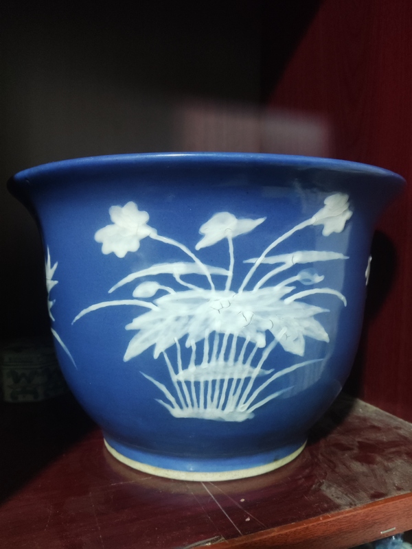 古玩陶瓷清中期藍釉堆白花卉紋花盆拍賣,當前價格2288元