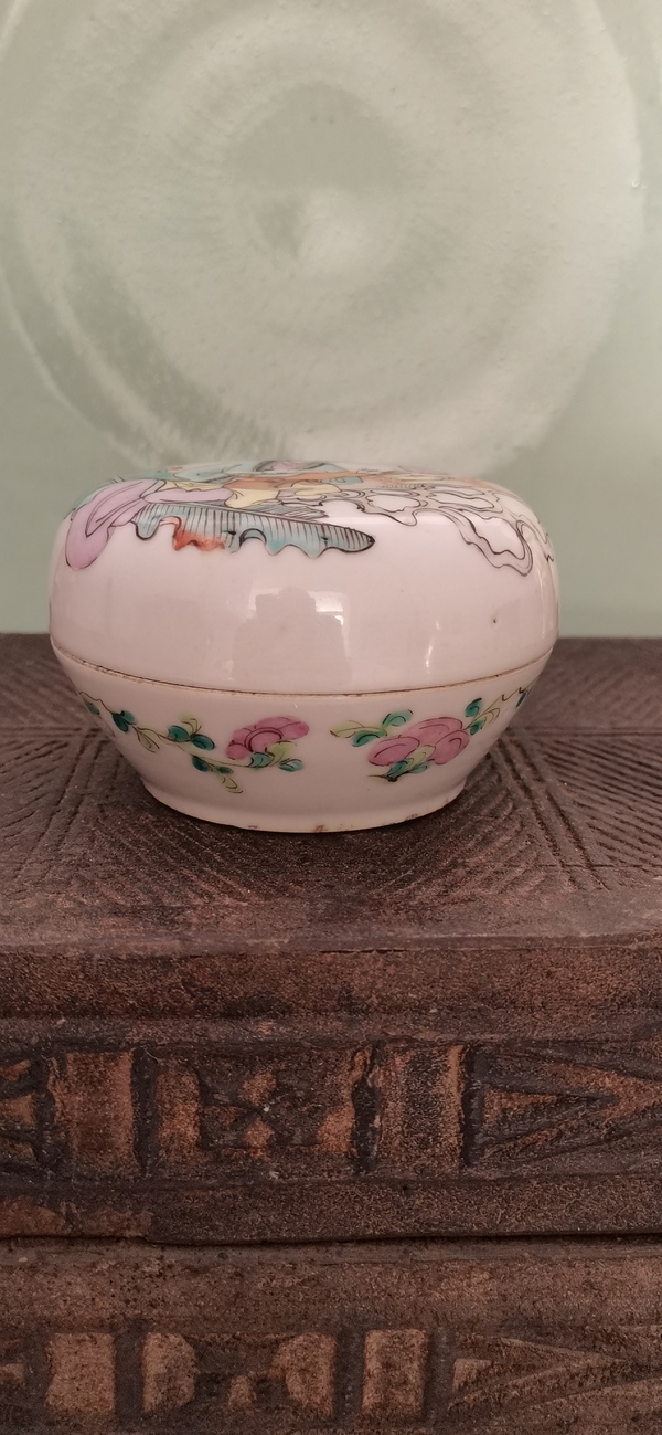 古玩陶瓷仕女紋粉彩蓋盒拍賣,當(dāng)前價格1200元