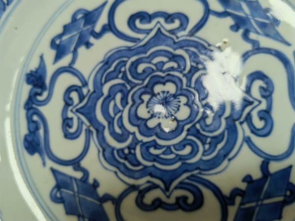 古玩陶瓷清—康熙精品青花八寶花卉紋折沿盤拍賣,當前價格6666元
