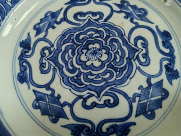 古玩陶瓷清—康熙精品青花八寶花卉紋折沿盤拍賣,當前價格6666元
