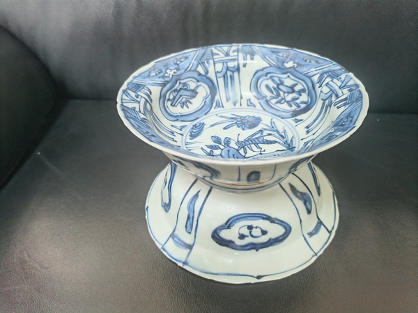 古玩陶瓷明—萬歷，精品青花“飛黃騰達(dá)“、“喜上枝頭“折沿花口碗一對拍賣，當(dāng)前價(jià)格8888元