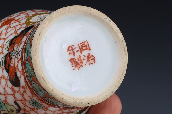 古玩陶瓷民國解放初·礬紅粉彩百蝶梅瓶拍賣,當(dāng)前價(jià)格3000元
