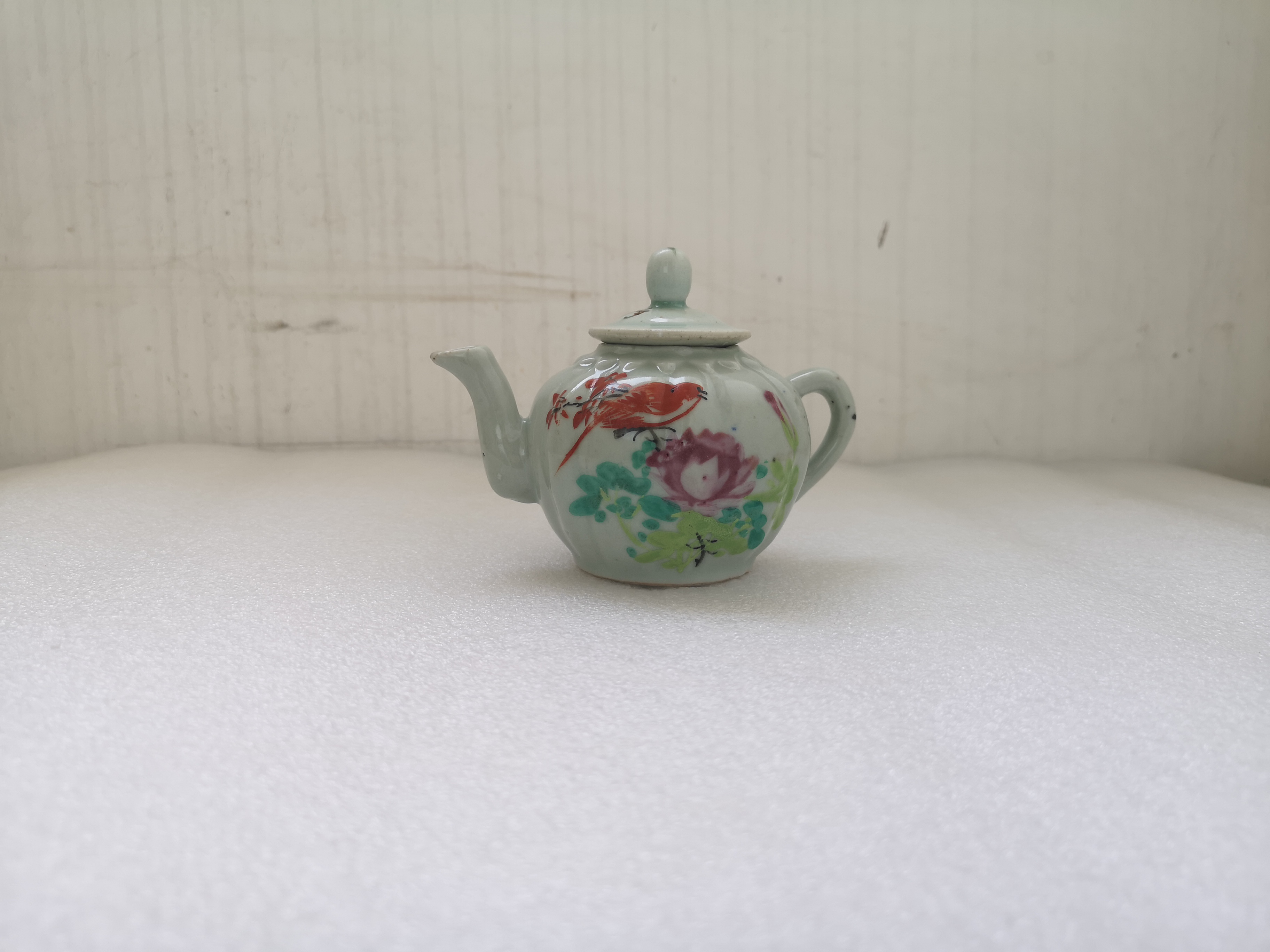 域鉴古玩】民国粉彩花鸟诗文茶壶拍卖价格/图片/值多少钱