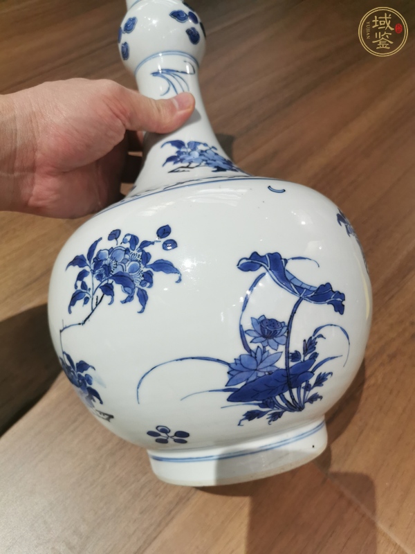 古玩銅器青花花卉紋長頸瓶 真品鑒賞圖