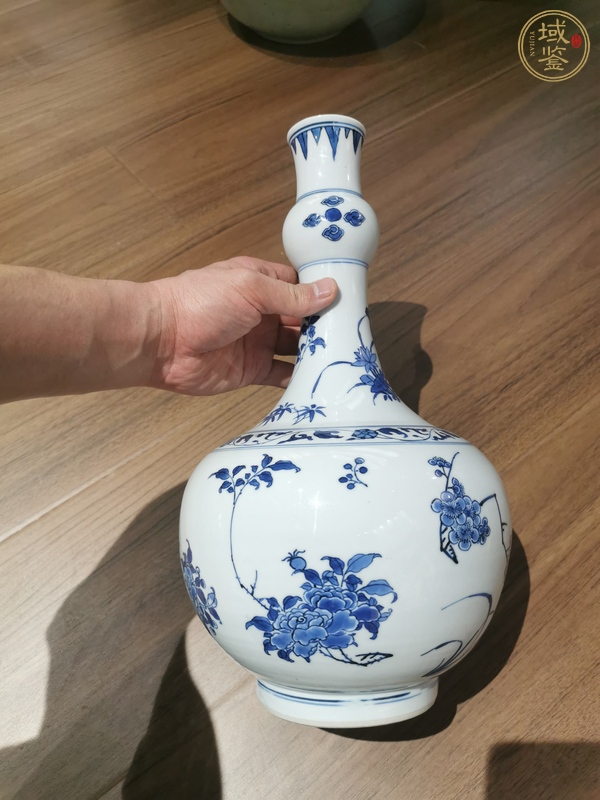 古玩銅器青花花卉紋長頸瓶 真品鑒賞圖