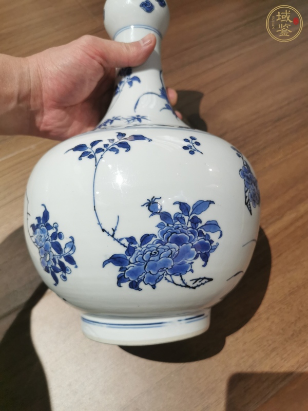 古玩銅器青花花卉紋長頸瓶 真品鑒賞圖