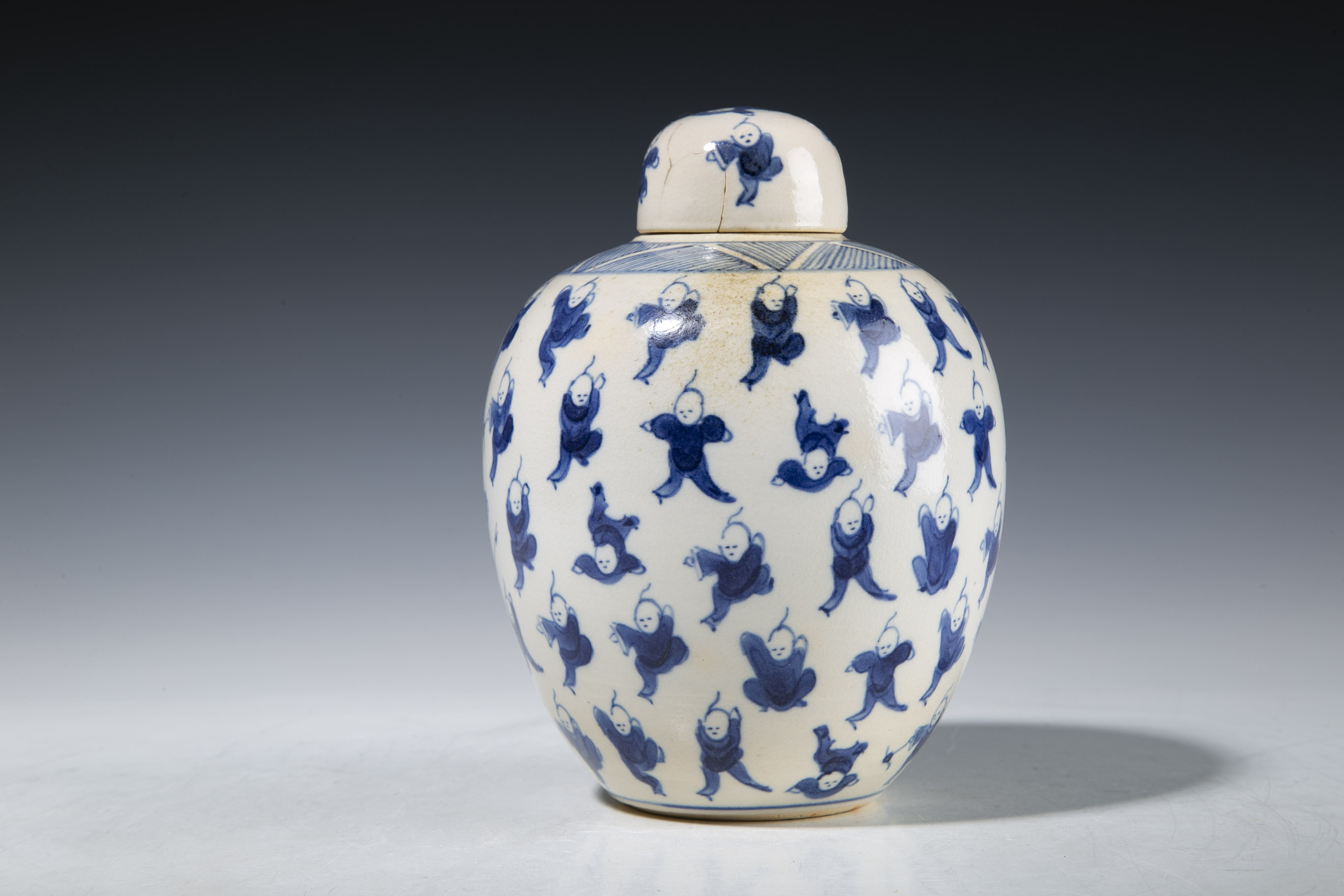 宋哥窯彫刻開片四方尊瓶  装飾品 現代工芸品美術品 置物 宋哥窯彫刻開片四方尊瓶 装飾品 現代工芸品美術品 置物