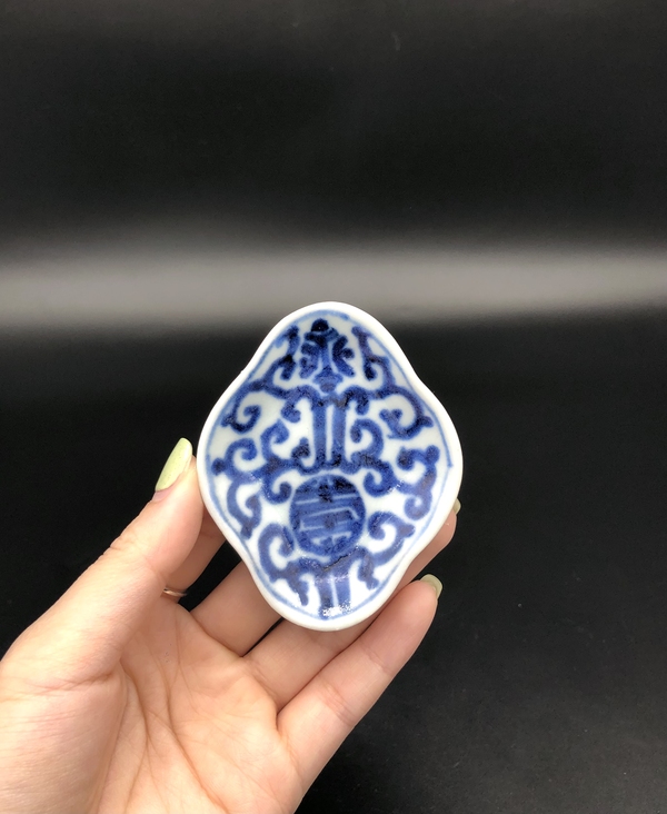 古玩陶瓷雍正忍冬紋筆舔拍賣,當(dāng)前價格2000元