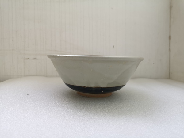 古玩陶瓷磁州窯白釉印花唇口碗拍賣,當前價格980元