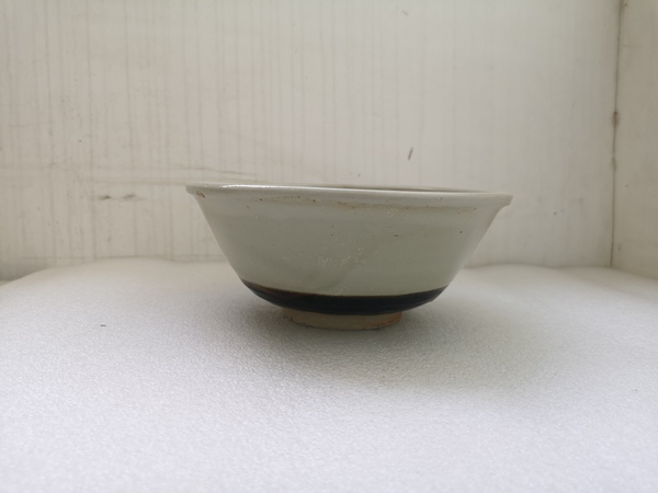 古玩陶瓷磁州窯白釉印花唇口碗拍賣,當前價格980元