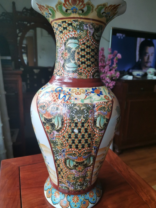 古玩陶瓷六十至八十年代人物紋彩繪花口瓶拍賣,當前價格660元