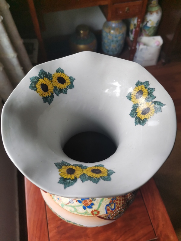 古玩陶瓷六十至八十年代人物紋彩繪花口瓶拍賣,當前價格660元