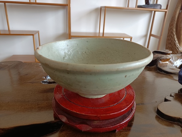 古玩陶瓷元代龍泉窯系青釉模印花卉紋碗拍賣，當(dāng)前價(jià)格1800元