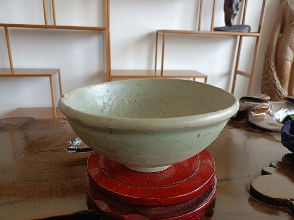 古玩陶瓷元代龍泉窯系青釉模印花卉紋碗拍賣，當(dāng)前價(jià)格1800元