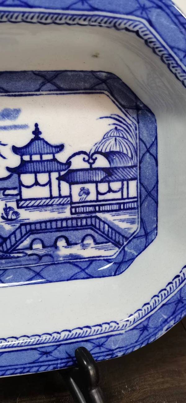古玩陶瓷民國(guó) 亭臺(tái)亭閣山水紋青花盤拍賣,當(dāng)前價(jià)格700元