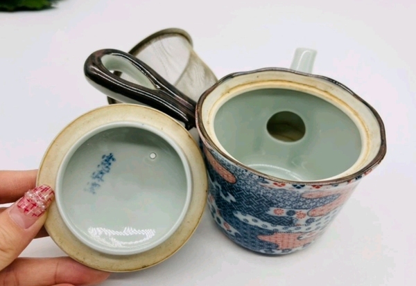 古玩陶瓷六十至八十年代青花加彩側(cè)把壺拍賣,當(dāng)前價格298元