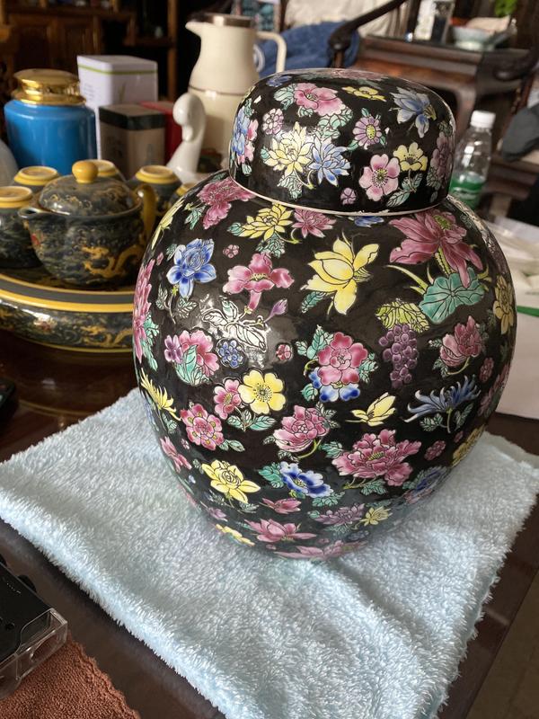 古玩陶瓷黑地百花不落地粉彩罐拍賣,當前價格11000元