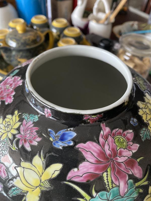 古玩陶瓷黑地百花不落地粉彩罐拍賣,當前價格11000元