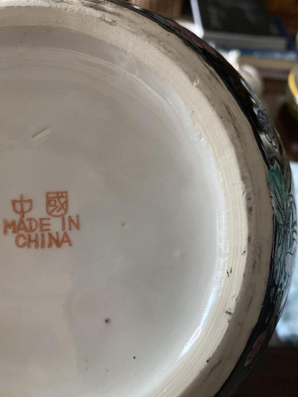 古玩陶瓷黑地百花不落地粉彩罐拍賣,當前價格11000元