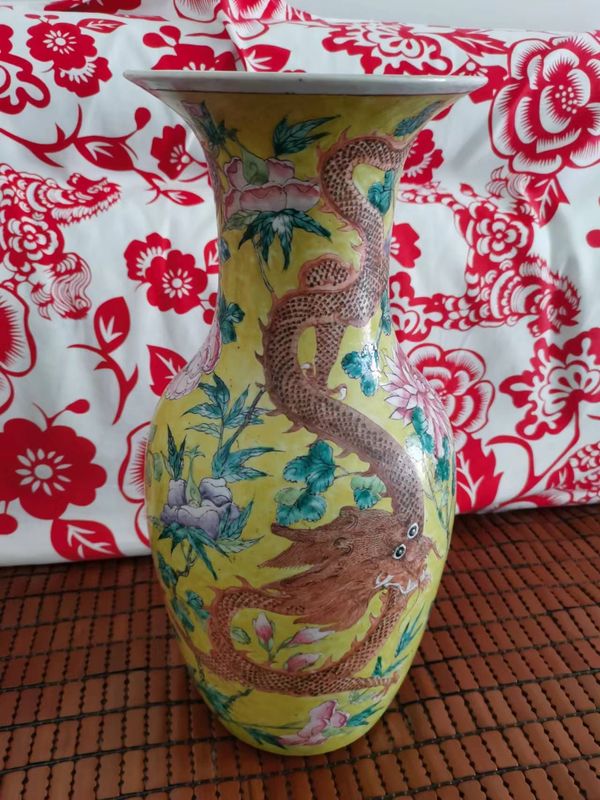 古玩陶瓷黃地花間龍紋粉彩撇口瓶拍賣,當前價格28000元