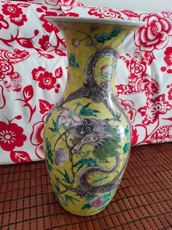 古玩陶瓷黃地花間龍紋粉彩撇口瓶拍賣,當前價格28000元