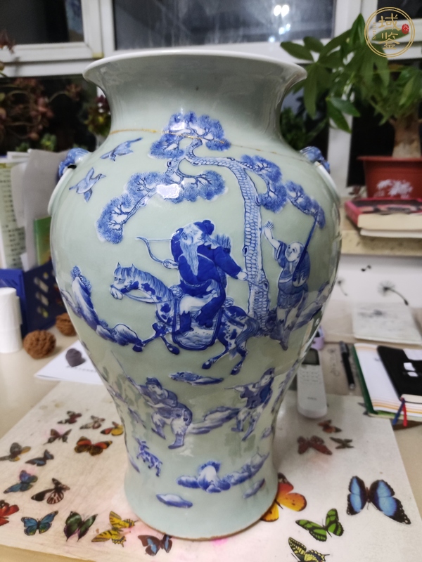 古玩陶瓷豆青釉青花堆白狩獵圖獅耳銜環(huán)撇口瓶真品鑒賞圖