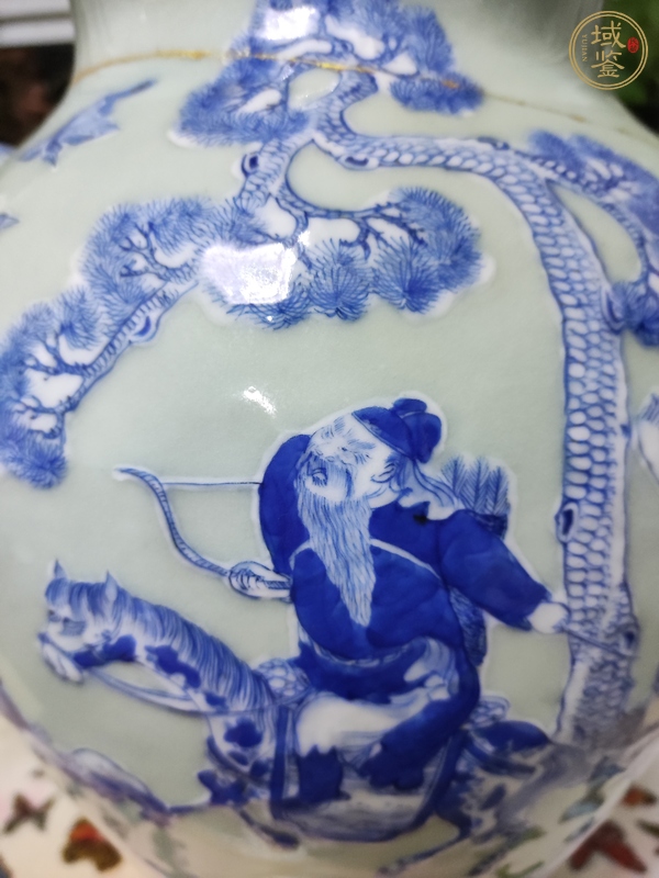 古玩陶瓷豆青釉青花堆白狩獵圖獅耳銜環(huán)撇口瓶真品鑒賞圖