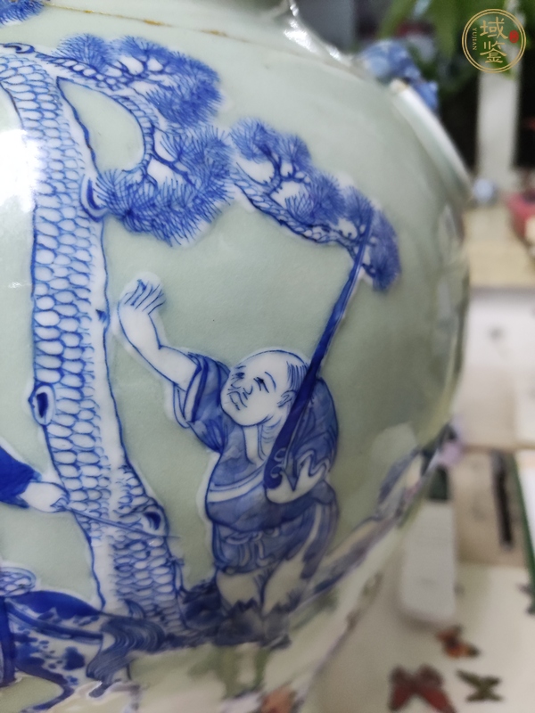 古玩陶瓷豆青釉青花堆白狩獵圖獅耳銜環(huán)撇口瓶真品鑒賞圖