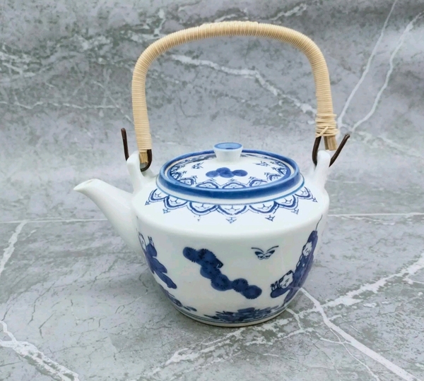 古玩陶瓷上世紀八十年代嬰戲紋青花提梁壺拍賣,當前價格260元