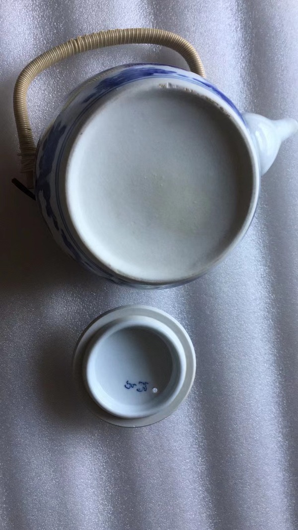 古玩陶瓷上世紀八十年代嬰戲紋青花提梁壺拍賣,當前價格260元
