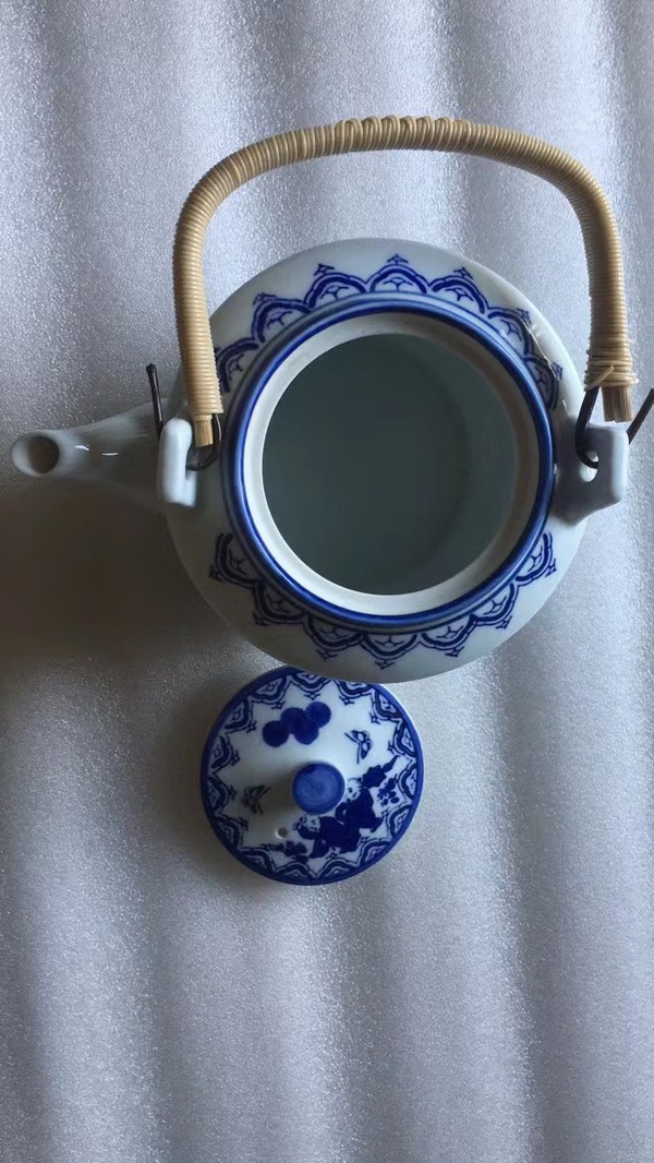 古玩陶瓷上世紀八十年代嬰戲紋青花提梁壺拍賣,當前價格260元