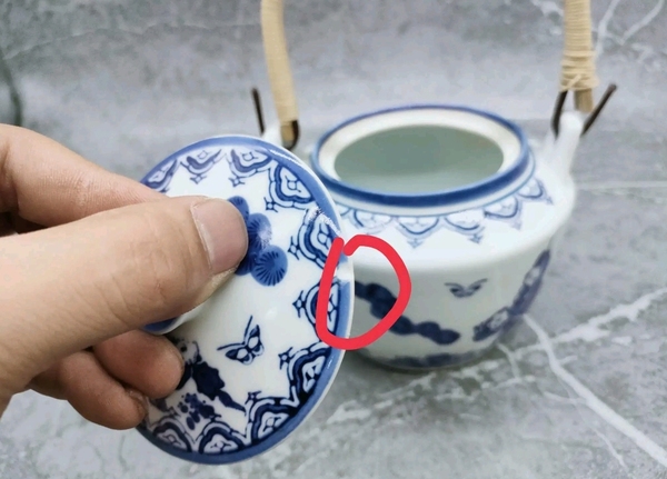 古玩陶瓷上世紀八十年代嬰戲紋青花提梁壺拍賣,當前價格260元
