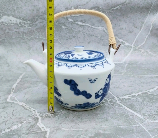 古玩陶瓷上世紀八十年代嬰戲紋青花提梁壺拍賣,當前價格260元