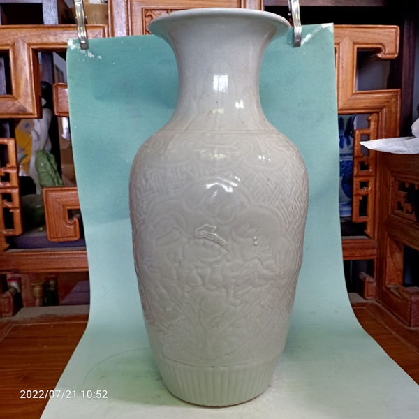 古玩陶瓷清中豆青釉印花撇口瓶拍賣,當前價格2888元