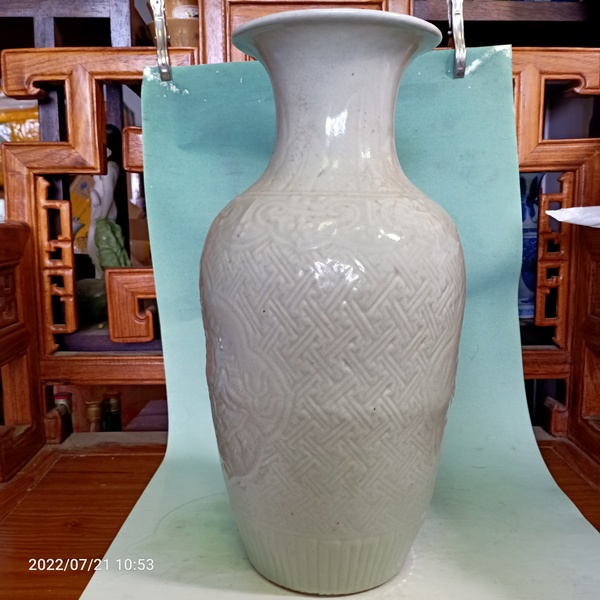 古玩陶瓷清中豆青釉印花撇口瓶拍賣,當前價格2888元