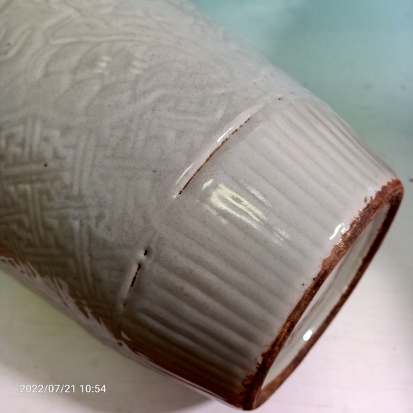古玩陶瓷清中豆青釉印花撇口瓶拍賣,當前價格2888元